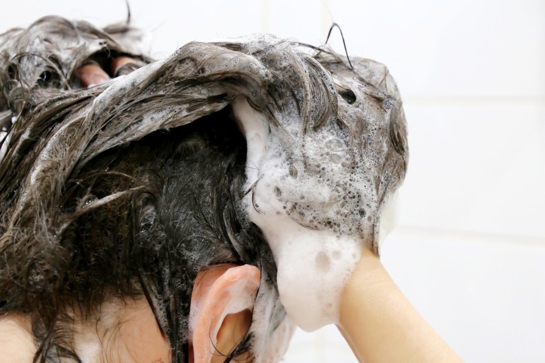 Czy można myć włosy pod zimną wodą? Trycholożka mówi jasno