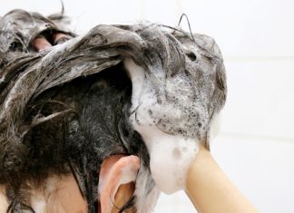 Czy można myć włosy pod zimną wodą? Trycholożka mówi jasno