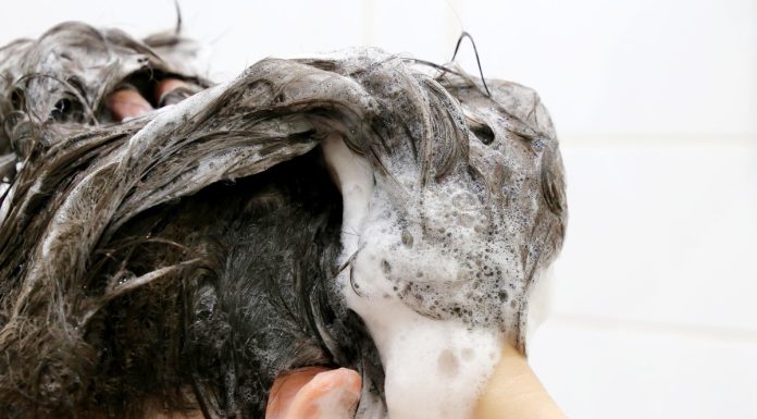 Czy można myć włosy pod zimną wodą? Trycholożka mówi jasno