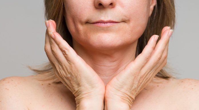 To serum ma siłę nici kosmetycznych. 50- i 60-latki z obwisłymi policzkami „chomikami” wykupują je na pniu