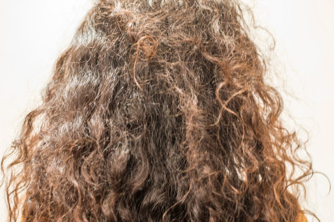 Ta odżywka z kationowym kwasem zamyka łuski. Włosy jak po keratynie