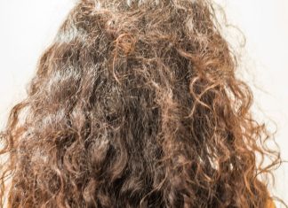 Ta odżywka z kationowym kwasem zamyka łuski. Włosy jak po keratynie