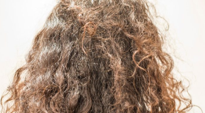 Ta odżywka z kationowym kwasem zamyka łuski. Włosy jak po keratynie