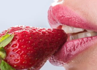 Soczysty balsam do ust z sokiem z truskawki optycznie powiększa usta