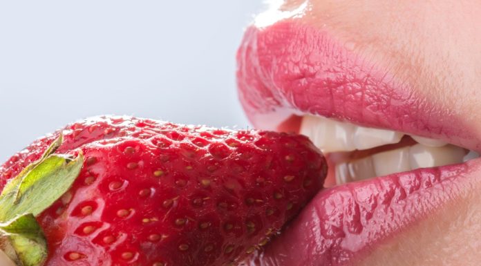 Soczysty balsam do ust z sokiem z truskawki optycznie powiększa usta