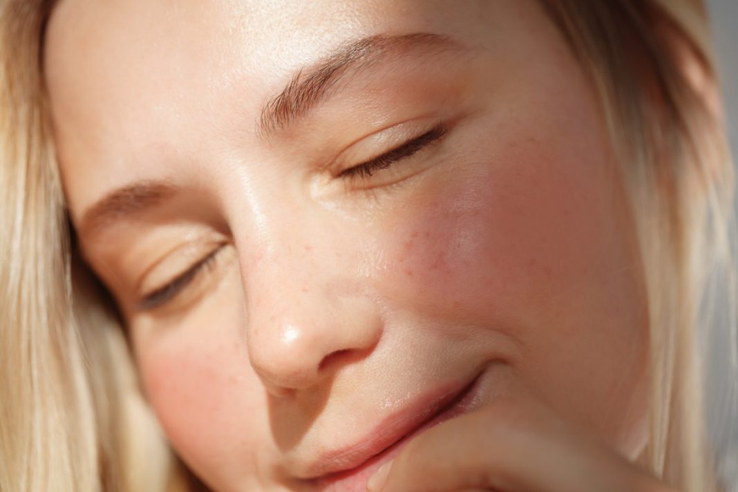 Jak dopasować pielęgnację do cyklu menstruacyjnego? Skóra nam za to podziękuje