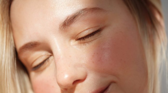 Jak dopasować pielęgnację do cyklu menstruacyjnego? Skóra nam za to podziękuje