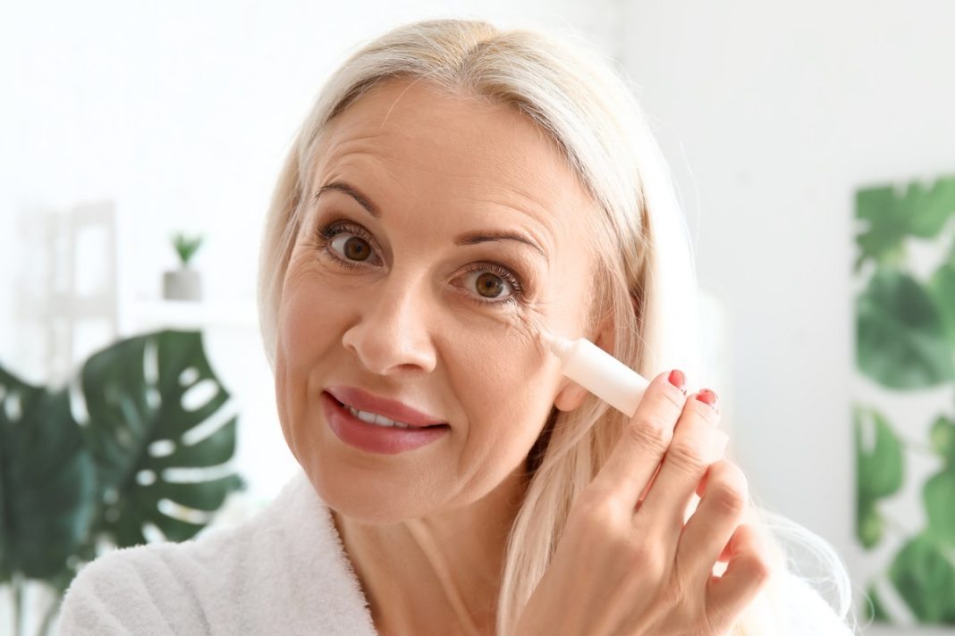 Trzy odmładzające kremy pod oczy z kolagenem. Spektakularnie liftingują i wygładzają zmarszczki