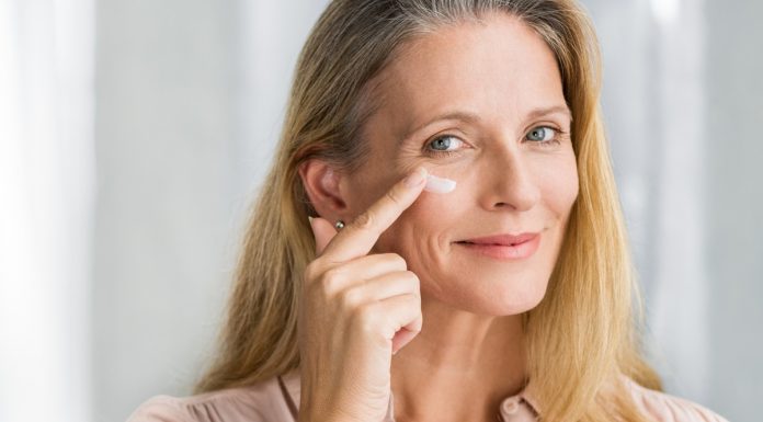 Krem pod oczy z technologią nici zawiera kolagen w trzech formach