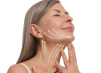 Galaretowaty i opadający podbródek? Po tych produktach skóra staje się napięta jak struna