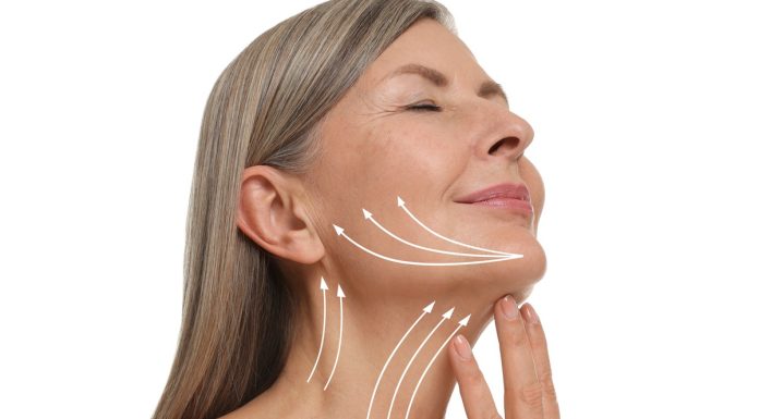 Galaretowaty i opadający podbródek? Po tych produktach skóra staje się napięta jak struna
