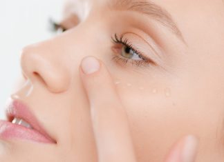 Top pięć rozświetlających kosmetyków pod oczy. Zapewniają wypoczęte spojrzenie nawet po nieprzespanej nocy