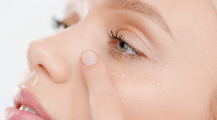 Top pięć rozświetlających kosmetyków pod oczy. Zapewniają wypoczęte spojrzenie nawet po nieprzespanej nocy