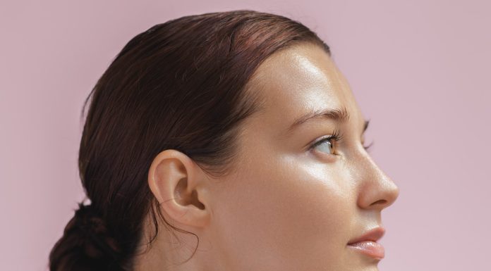 Ten booster 2w1 ma 22 składniki przeciwstarzeniowe. Wygładzająca moc Ajurwedy