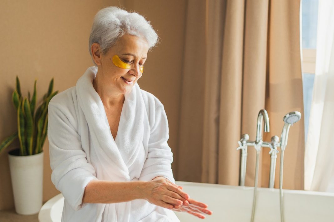 Cztery zestawy prezentowe na Dzień Mamy. Eleganckie kosmetyki do pielęgnacji ciała