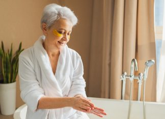 Cztery zestawy prezentowe na Dzień Mamy. Eleganckie kosmetyki do pielęgnacji ciała