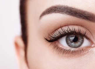 Trzy tusze, które wzmacniają i pielęgnują rzęsy. Mają w składzie olej rycynowy!