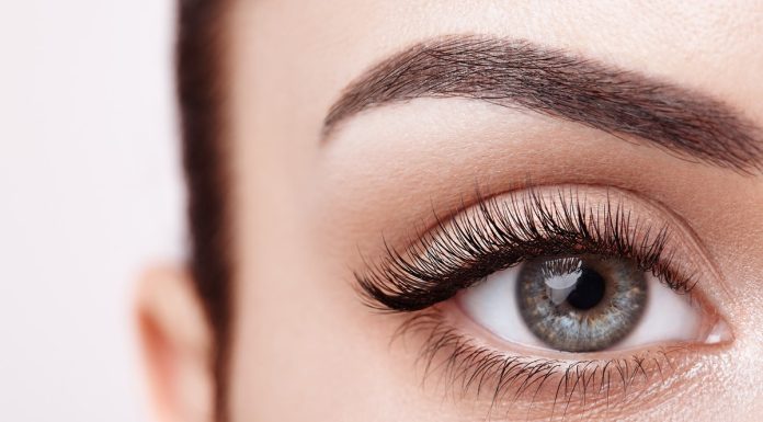 Trzy tusze, które wzmacniają i pielęgnują rzęsy. Mają w składzie olej rycynowy!