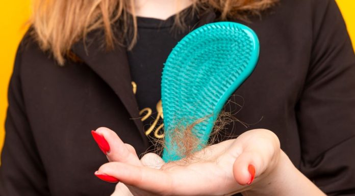 Najlepsze preparaty na wypadanie włosów – TOP 5 leków OTC z apteki przeciw łysieniu