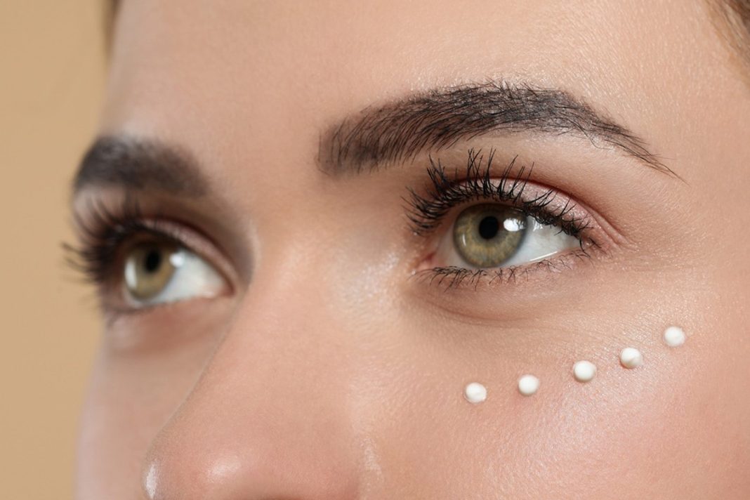 Błyskawicznie przeganiają oznaki zmęczenia. Top 3 kremy pod oczy z kofeiną. Kupisz na zapas