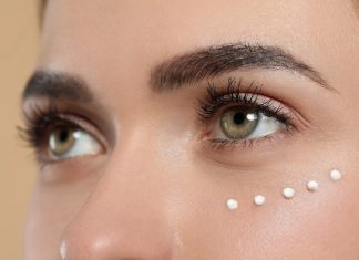 Błyskawicznie przeganiają oznaki zmęczenia. Top 3 kremy pod oczy z kofeiną. Kupisz na zapas