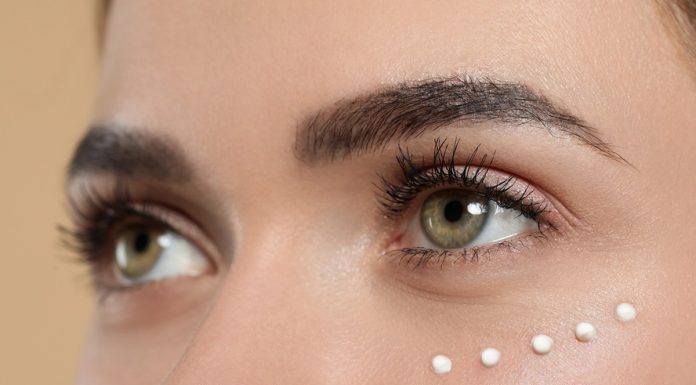 Błyskawicznie przeganiają oznaki zmęczenia. Top 3 kremy pod oczy z kofeiną. Kupisz na zapas