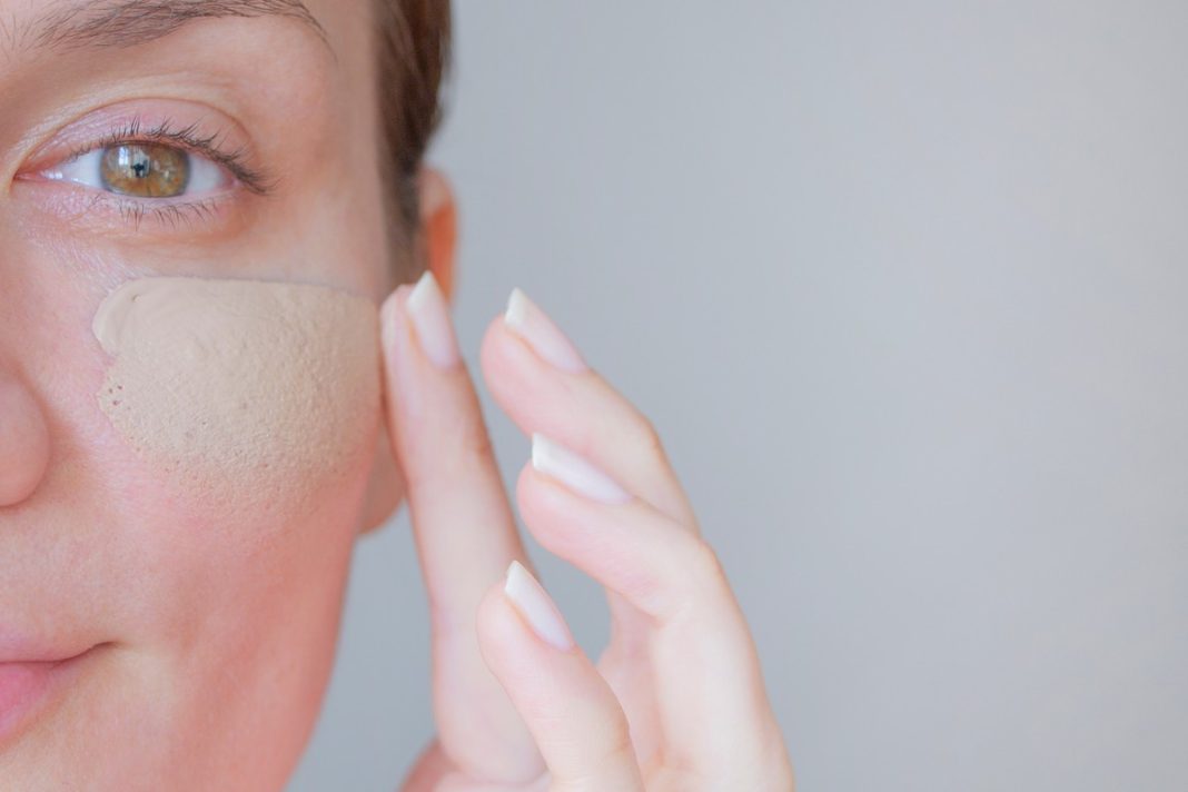 Cztery świetne kremy BB do cery suchej. Upiększają skórę i długotrwale nawilżają