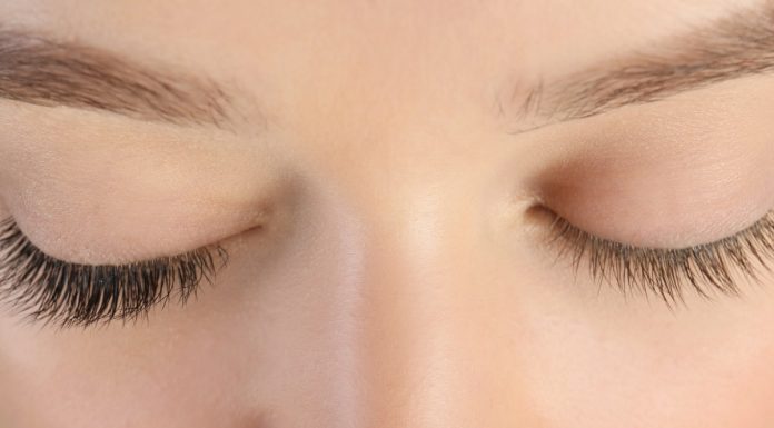 Ten olejek za 11 zł pobudza włosy, brwi i rzęsy do wzrostu. To stary sposób i działa!