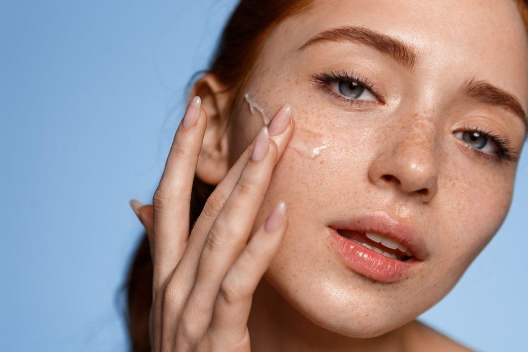 Ten krem z matchą wypełnia po mistrzowsku zmarszczki wokół oczu