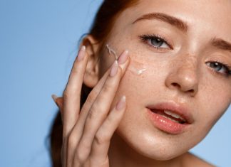 Ten krem z matchą wypełnia po mistrzowsku zmarszczki wokół oczu