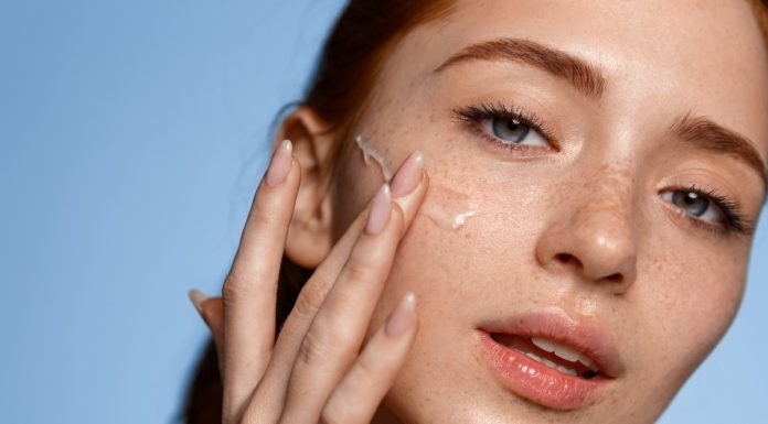 Ten krem z matchą wypełnia po mistrzowsku zmarszczki wokół oczu