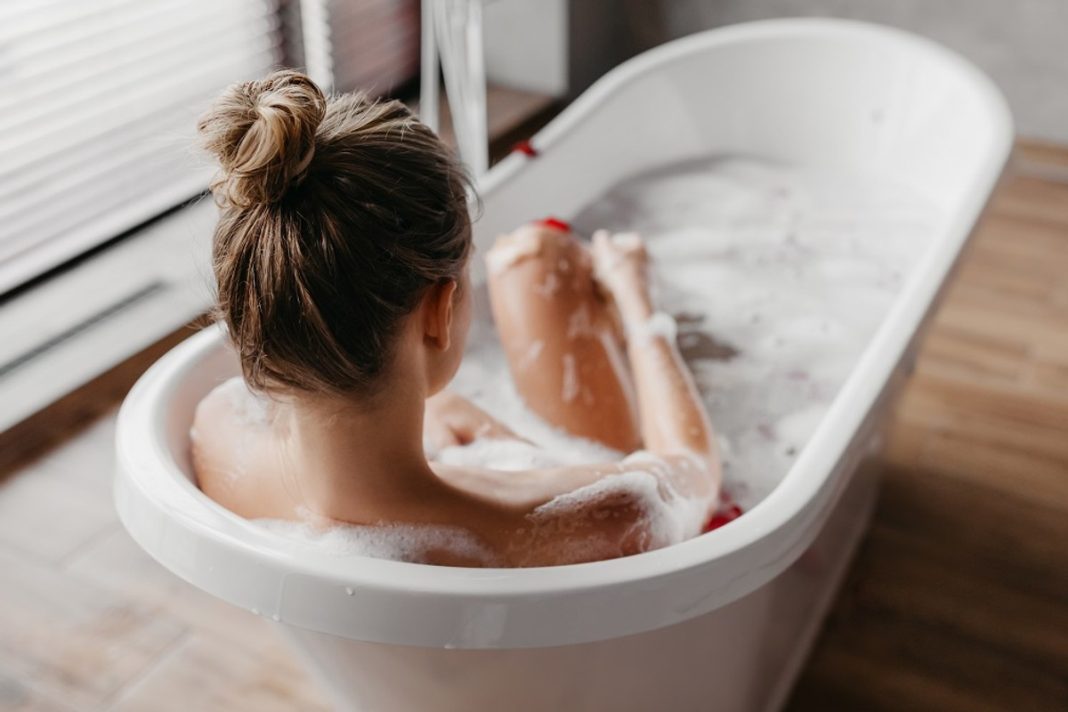 Kąpiel z solą gorzką to świetny sposób na spięte mięśnie i nadmierną potliwość. Rewelacyjnie relaksuje i dba o skórę