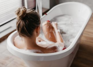 Kąpiel z solą gorzką to świetny sposób na spięte mięśnie i nadmierną potliwość. Rewelacyjnie relaksuje i dba o skórę