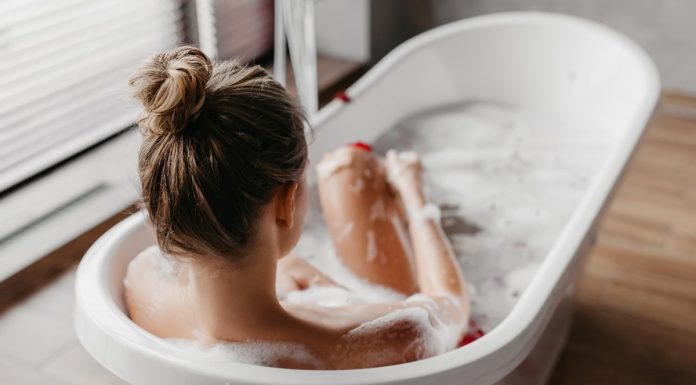 Kąpiel z solą gorzką to świetny sposób na spięte mięśnie i nadmierną potliwość. Rewelacyjnie relaksuje i dba o skórę