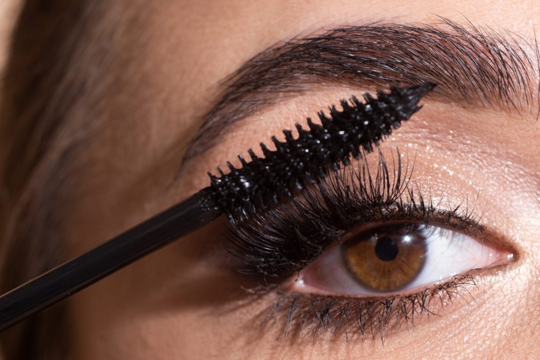 Ten tusz optycznie powiększa oczy i podkreśla spojrzenie.