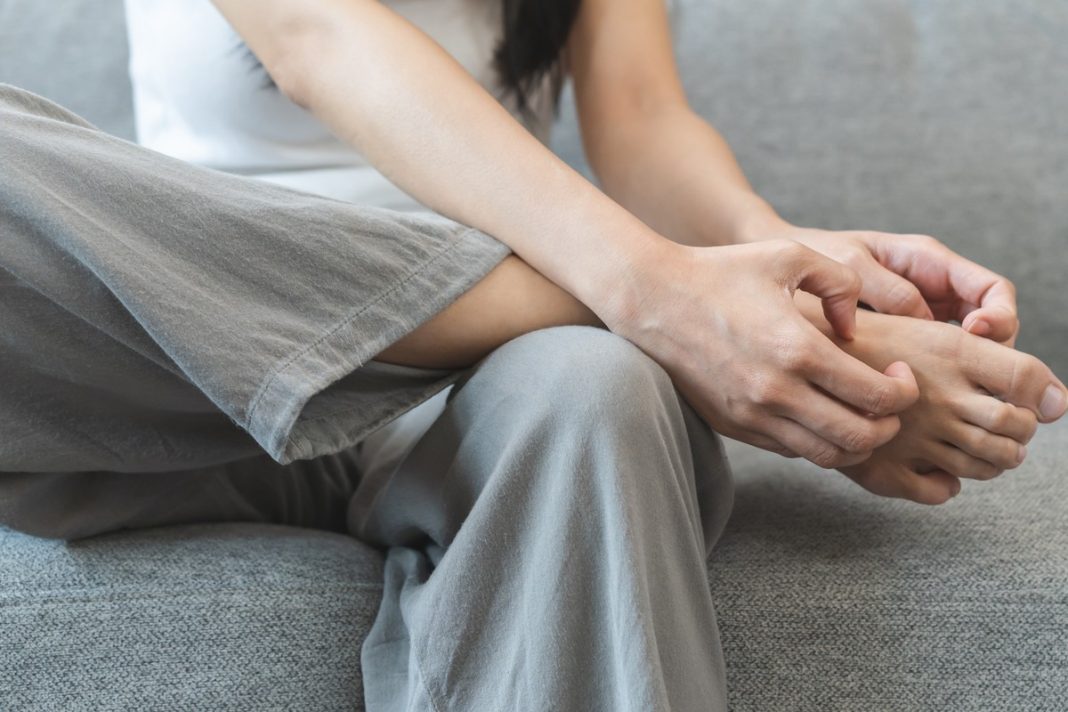 Najlepszy sposób na obolałe stopy. Warto o nim pamiętać codziennie