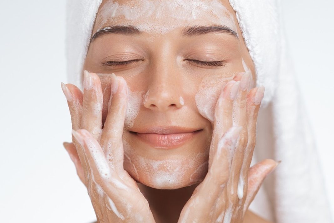 Ta pasta do mycia twarzy to game changer. Wyciszy nawet zaawansowane zmiany