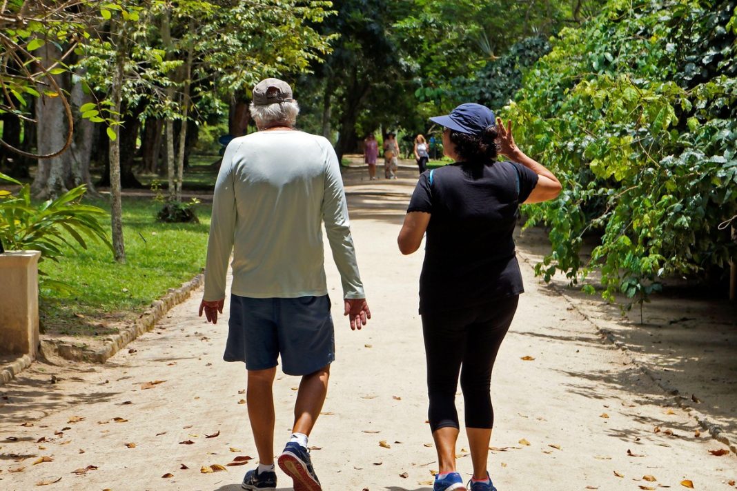 Jak pięć minut spaceru wpływa na nasz mózg? Oto, co mówią nowe badania
