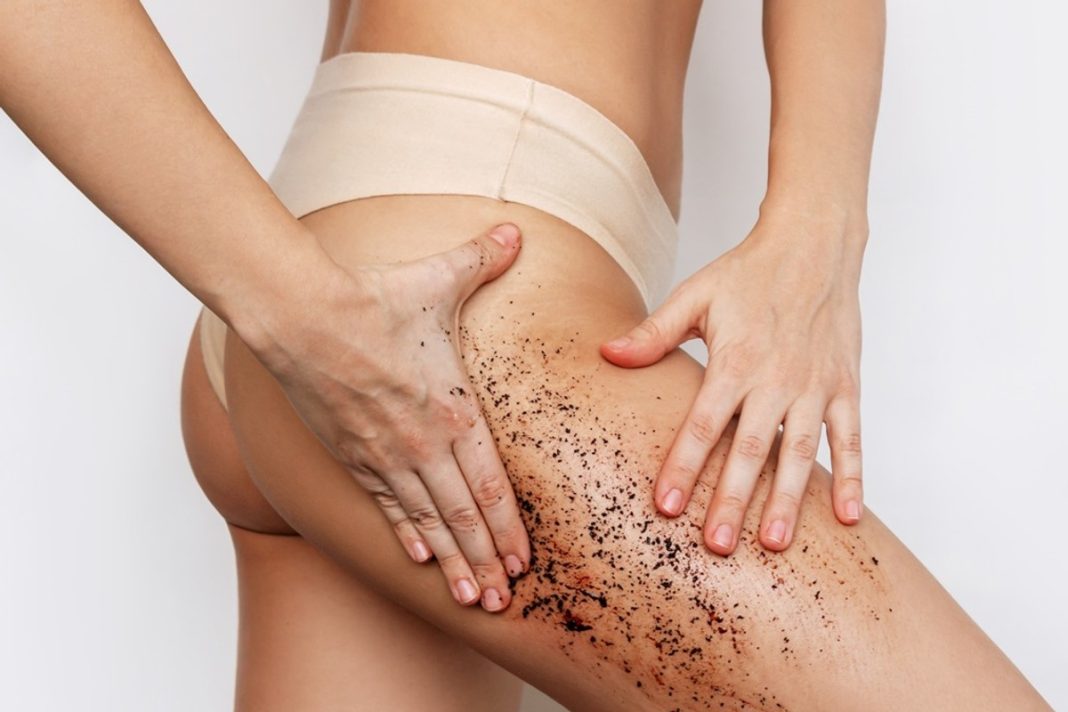 Ten kawowy peeling miło zaskakuje! Redukuje cellulit, zmniejsza widoczność rozstępów