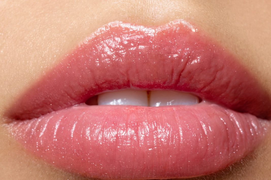 Ten olejek wypełniający usta to jakiś obłęd! Modeluje kontur, dodaje objętości