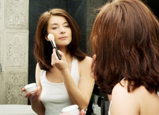 Powszechny błąd wielu kobiet. Tego lepiej unikać w letnim makijażu