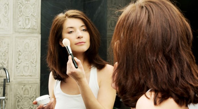 Powszechny błąd wielu kobiet. Tego lepiej unikać w letnim makijażu
