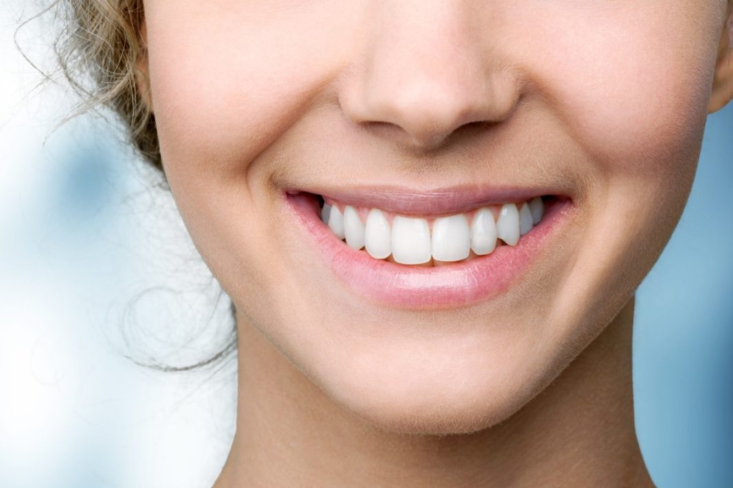 Zażółcone zęby? Fioletowa pasta przywróci im biel w dwa tygodnie