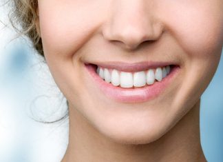 Zażółcone zęby? Fioletowa pasta przywróci im biel w dwa tygodnie