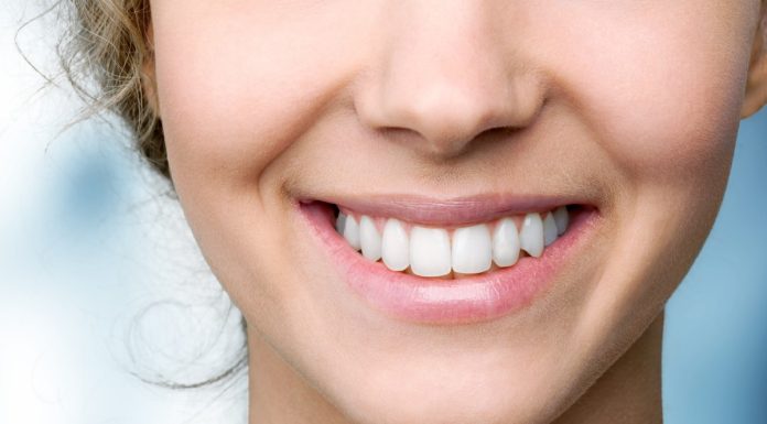 Zażółcone zęby? Fioletowa pasta przywróci im biel w dwa tygodnie
