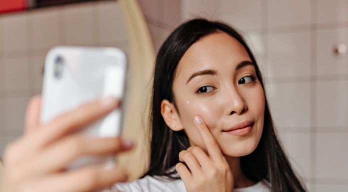 Lekki, witaminowy BB z SPF30. Mocne krycie i aksamitne wykończenie.