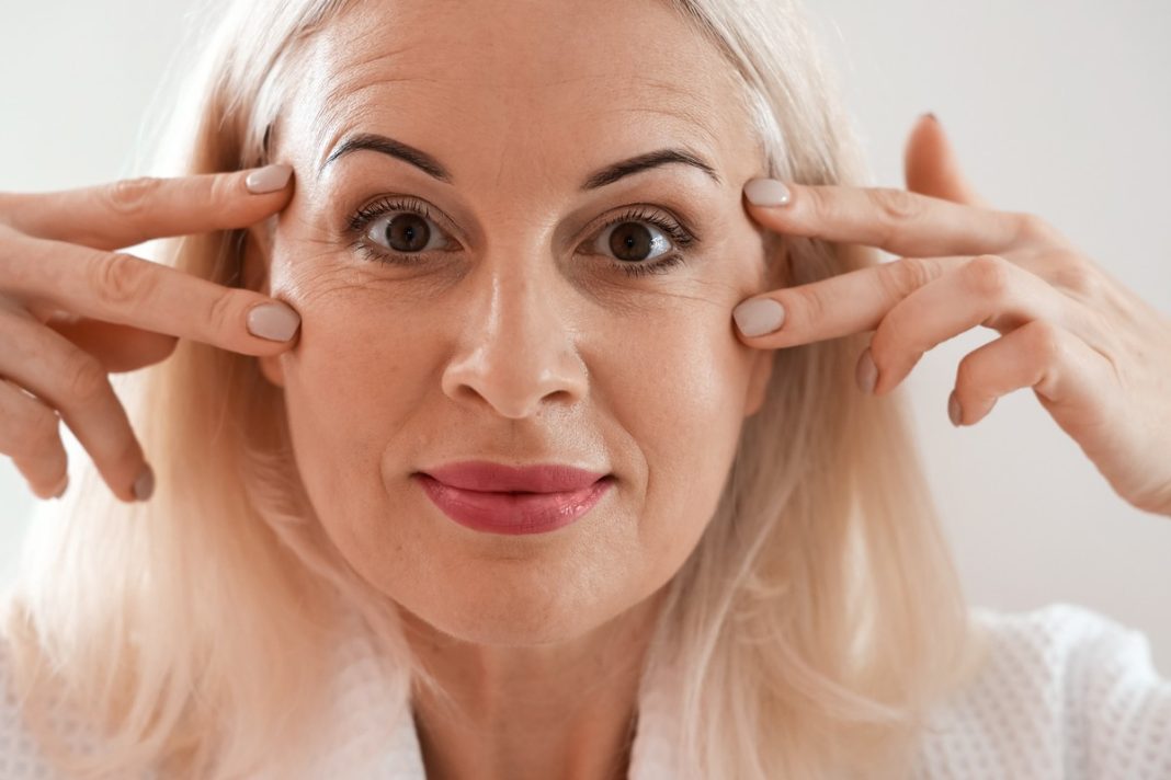 60-latki wykupują ten krem liftingujący powieki z czystym złotem. Dosłownie