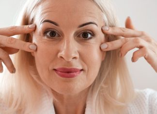 60-latki wykupują ten krem liftingujący powieki z czystym złotem. Dosłownie „naciąga” skórę