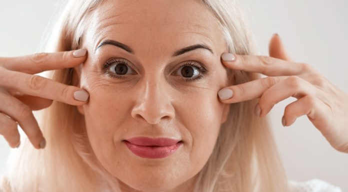 60-latki wykupują ten krem liftingujący powieki z czystym złotem. Dosłownie „naciąga” skórę