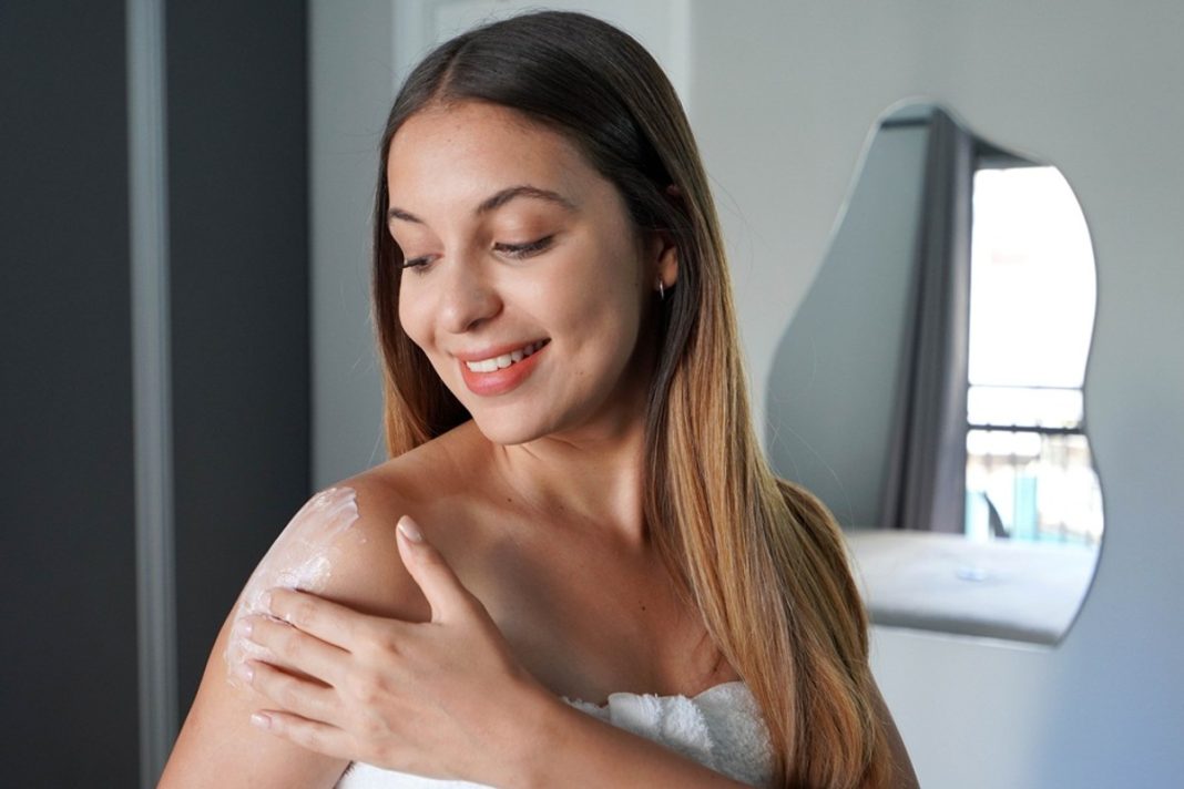 Bez swędzenia i drapania. Z tym masłem pozbędziesz się suchej skóry po 1. użyciu